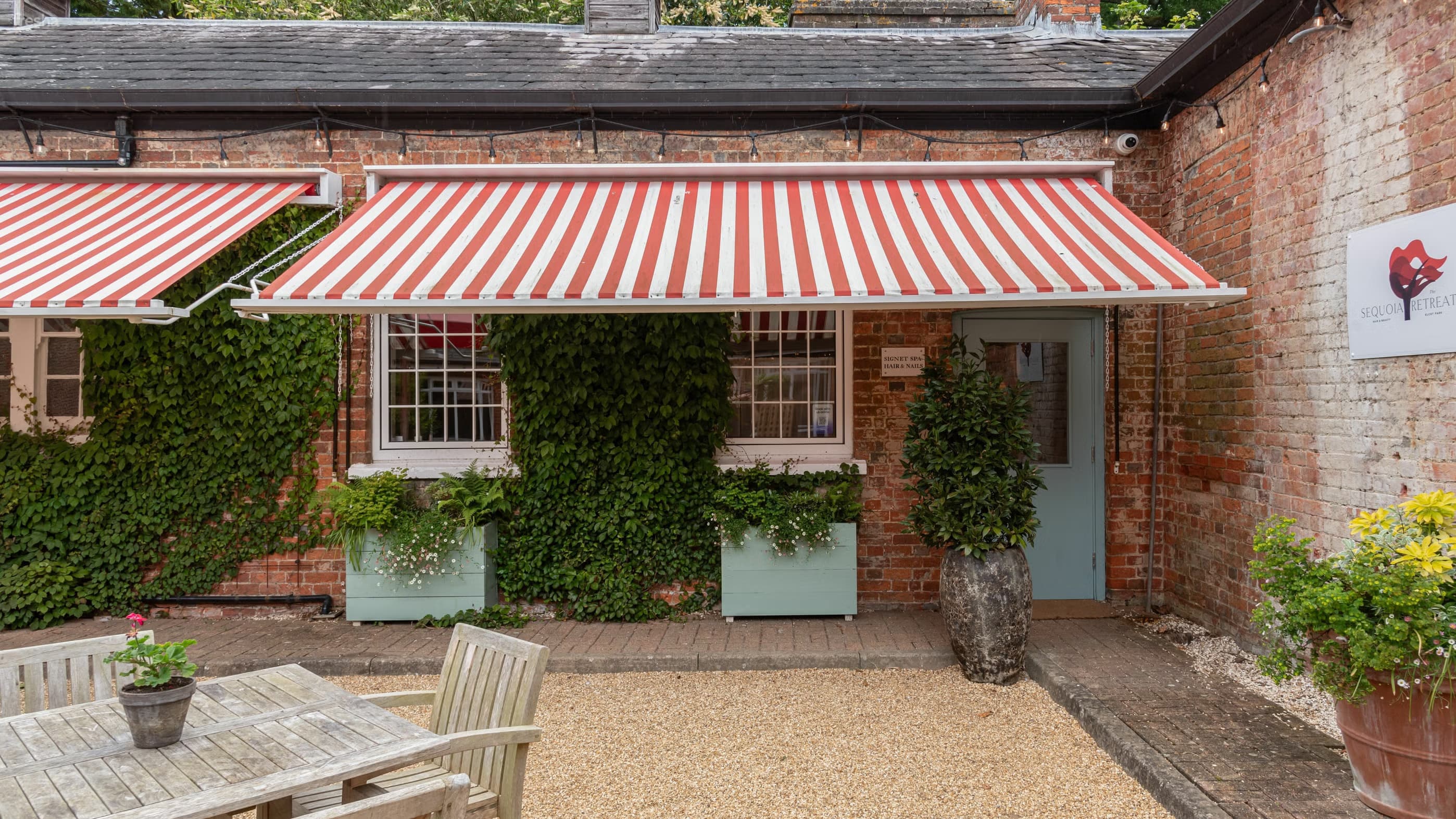 Relaxing salon chairs